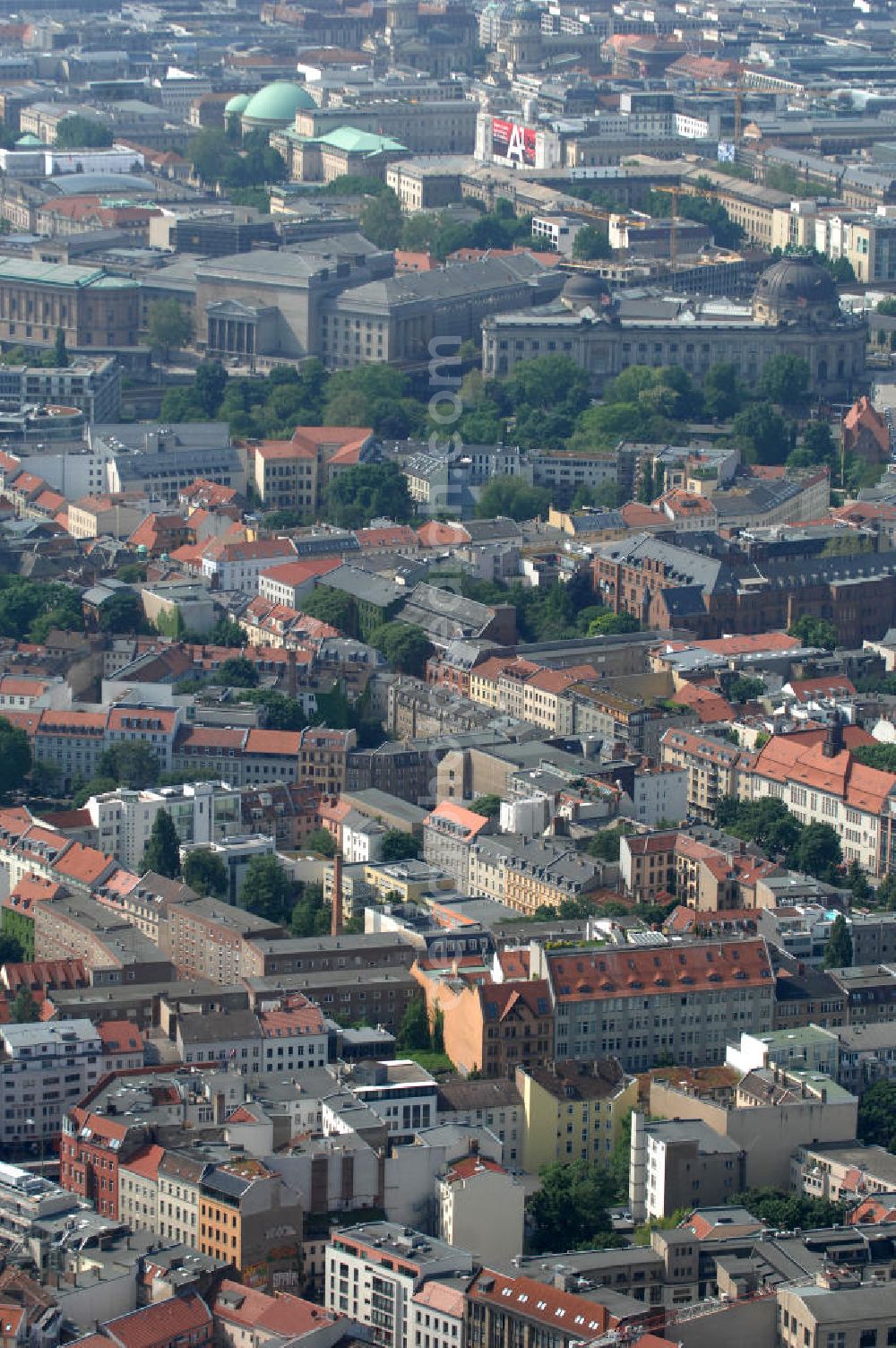 Aerial image Berlin - Blick auf die Wohngebiete an der Brunnenstrasse / Torstrasse in 10119 Berlin - Mitte am Rosenthaler Platz. View of the residential areas to the well Street Torstrasse in 10119 Berlin - Mitte on Rosenthaler Platz.