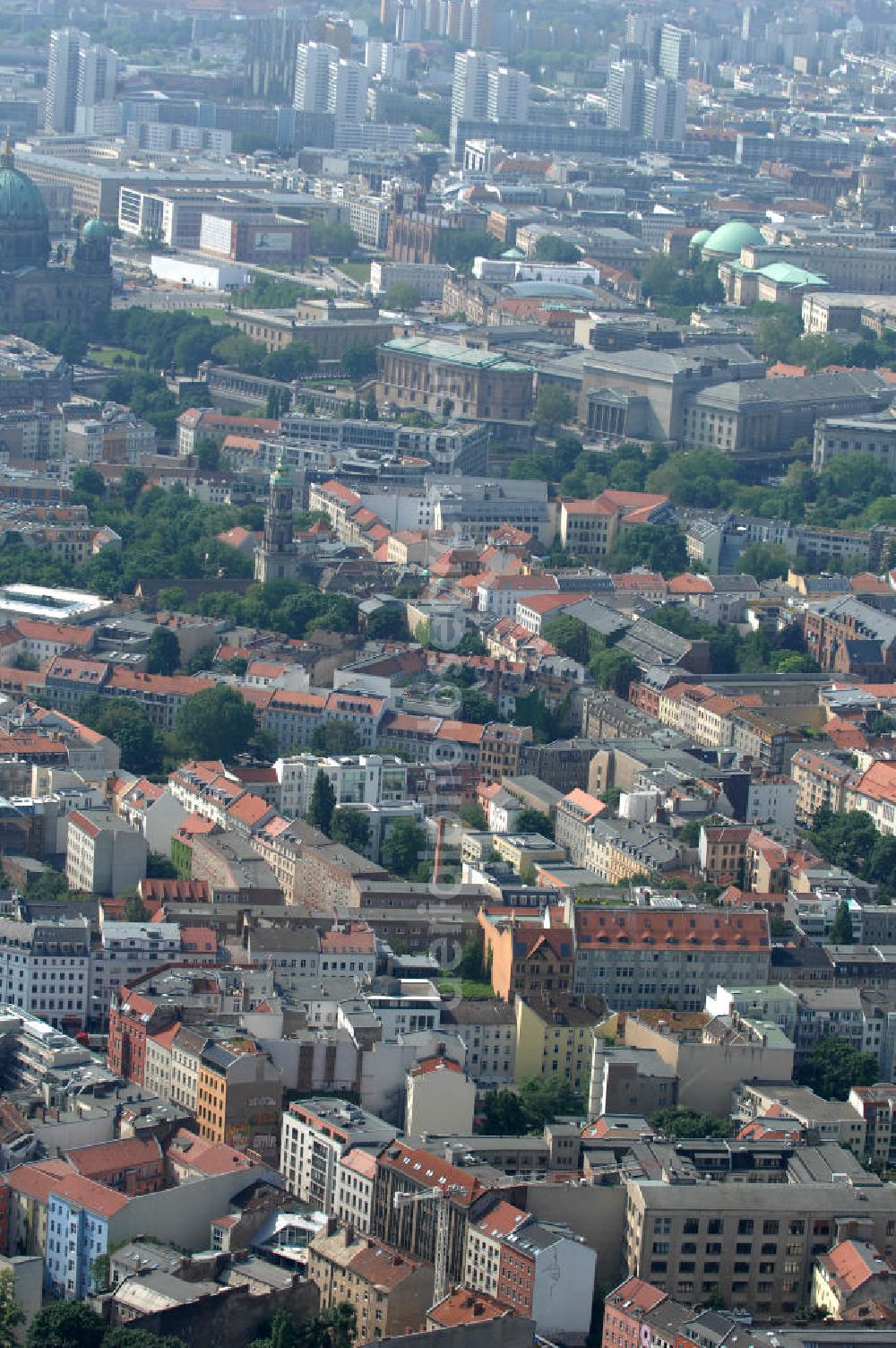 Berlin from above - Blick auf die Wohngebiete an der Brunnenstrasse / Torstrasse in 10119 Berlin - Mitte am Rosenthaler Platz. View of the residential areas to the well Street Torstrasse in 10119 Berlin - Mitte on Rosenthaler Platz.