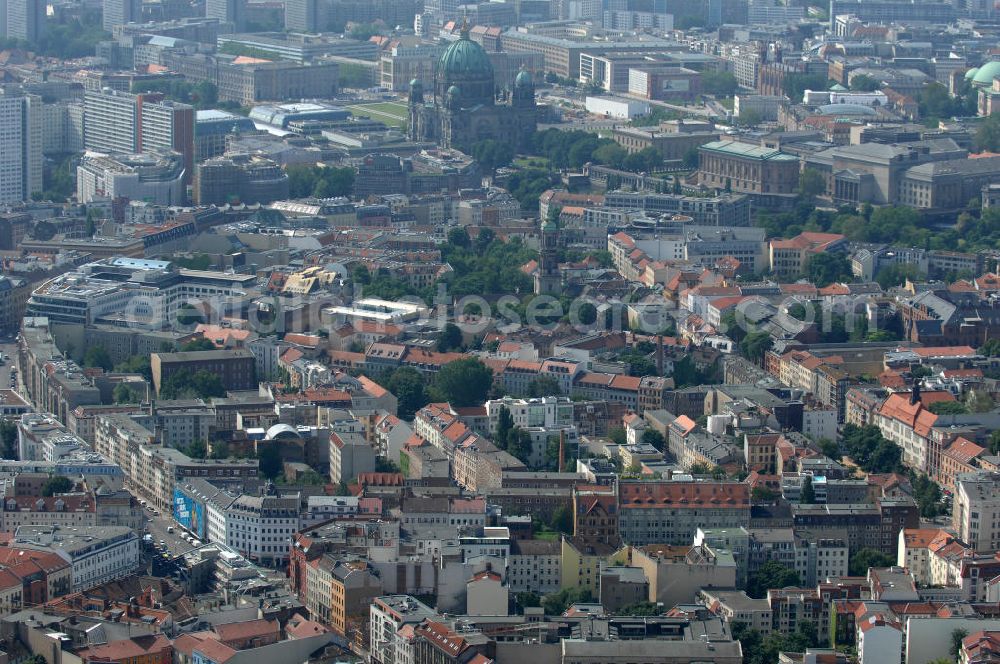 Berlin from the bird's eye view: Blick auf die Wohngebiete an der Brunnenstrasse / Torstrasse in 10119 Berlin - Mitte am Rosenthaler Platz. View of the residential areas to the well Street Torstrasse in 10119 Berlin - Mitte on Rosenthaler Platz.