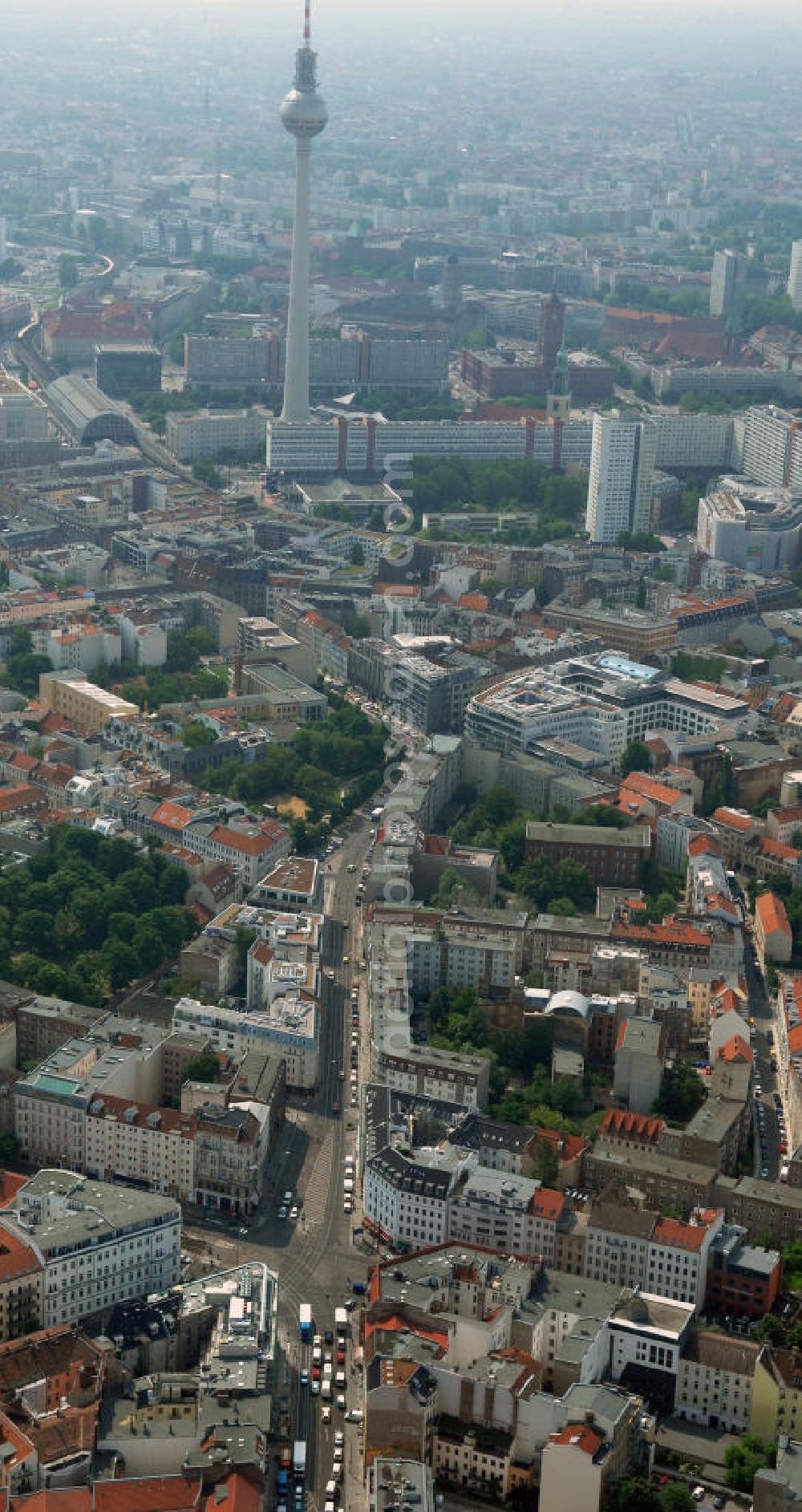 Aerial image Berlin - Blick auf die Wohngebiete an der Brunnenstrasse / Torstrasse in 10119 Berlin - Mitte am Rosenthaler Platz. View of the residential areas to the well Street Torstrasse in 10119 Berlin - Mitte on Rosenthaler Platz.