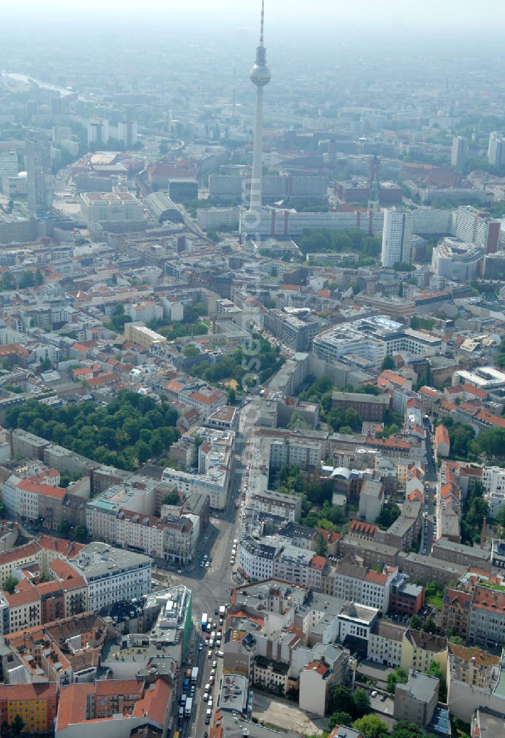 Aerial photograph Berlin - Blick auf die Wohngebiete an der Brunnenstrasse / Torstrasse in 10119 Berlin - Mitte am Rosenthaler Platz. View of the residential areas to the well Street Torstrasse in 10119 Berlin - Mitte on Rosenthaler Platz.