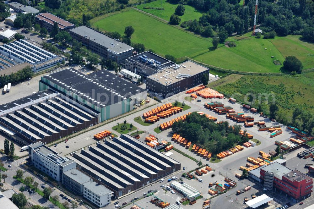 Berlin Neukölln from above - BSR Betriebshof an der Gradestraße in Berlin - Neukölln. Dem Recyclinghof der Berliner Stadtreinigung an der Gradestraße ist eine Schadstoffsammelstelle angegliedert. BSR depot in Berlin - Neukölln.