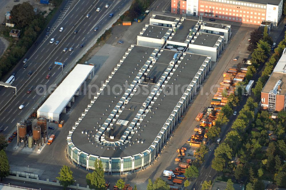 Aerial photograph Berlin - Blick auf Sitz und Hauptverwaltung der Berliner Stadtreinigung im Bezirk Tempelhof. Dieser wird umschlossen von der sich rechts befindlichen Ringsbahnstraße, dem Tempelhofer Damm auf der linken Seite und der unteren Manteuffelstraße. Zu erreichen ist der Hauptsitz der BSR über die Ringstraße 96. Kontakt: