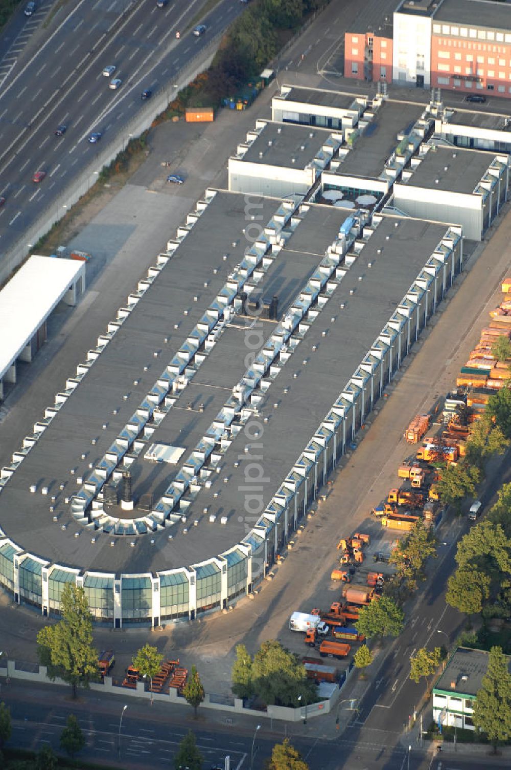 Berlin from above - Blick auf Sitz und Hauptverwaltung der Berliner Stadtreinigung im Bezirk Tempelhof. Dieser wird umschlossen von der sich rechts befindlichen Ringsbahnstraße, dem Tempelhofer Damm auf der linken Seite und der unteren Manteuffelstraße. Zu erreichen ist der Hauptsitz der BSR über die Ringstraße 96. Kontakt: