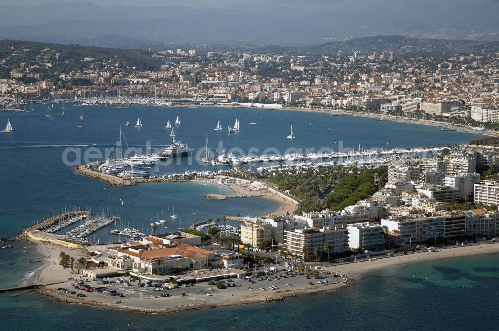 Aerial photograph Cannes - Blick auf die Bucht von Cannes mit Häfen und dem Palm Beach. Palm Beach beginnt am östlichen Ende der La Croisette und endet an der Spitze mit dem Le Palm Beach Casino. Kontakt Casino: Palm Beach, Pointe Croisette, Place FD Roosevelt, 06400 Cannes, Tel. +33(0)497 0636 90, Fax +33(0)497 0636 89,