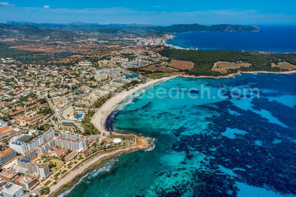 Aerial image Sa Coma - Water surface at the bay along the sea coast beim Platja de sa Coma on Avinguda de les Savines in Sa Coma in Balearic island of Mallorca, Spain