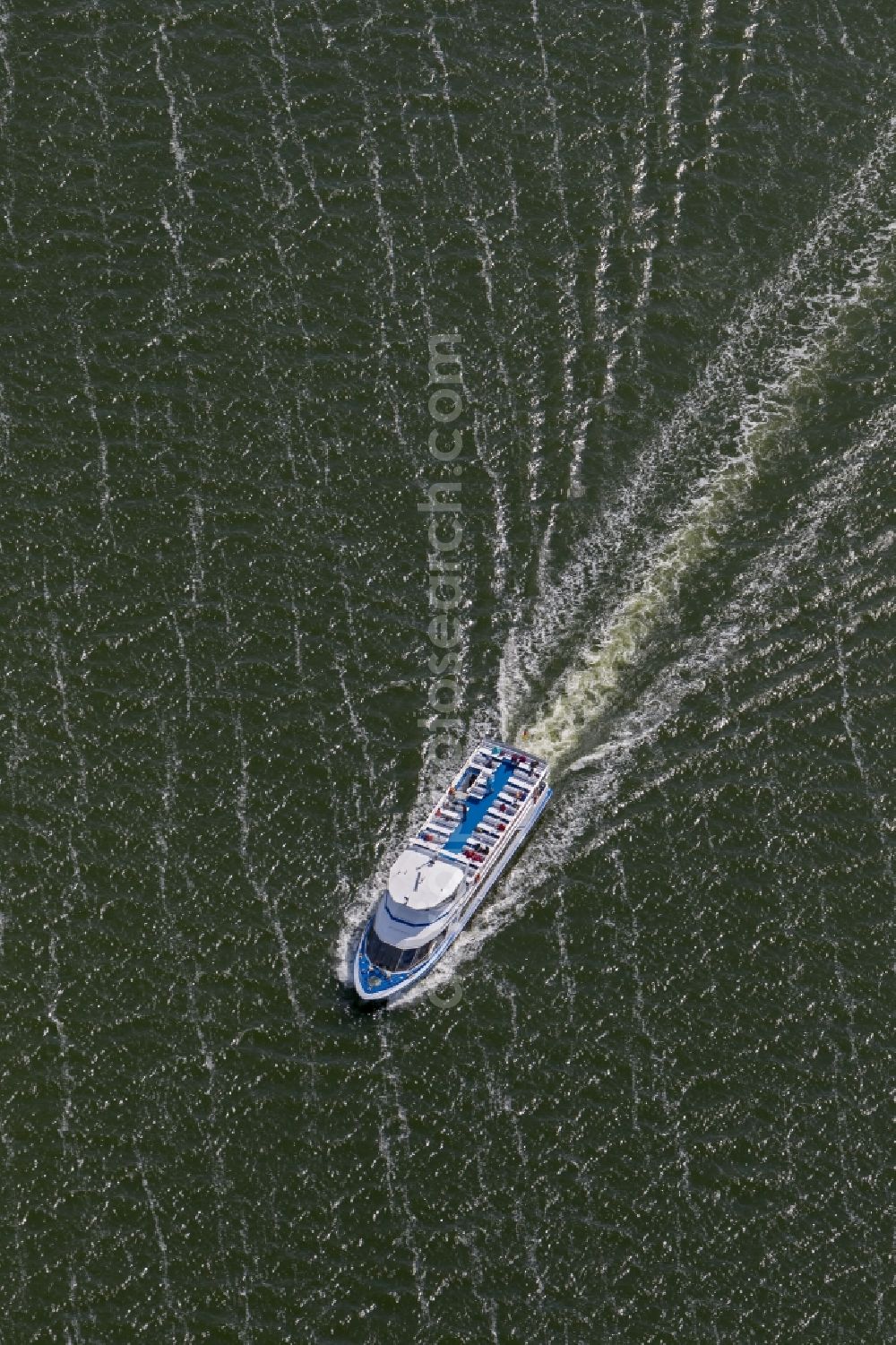 Aerial photograph Neuendorf auf Hiddensee - Bow wave from a ferry on the complaints to Hiddensee Schaproder Bodden at Neuendorf on the island Hiddensee in Mecklenburg-Western Pomerania