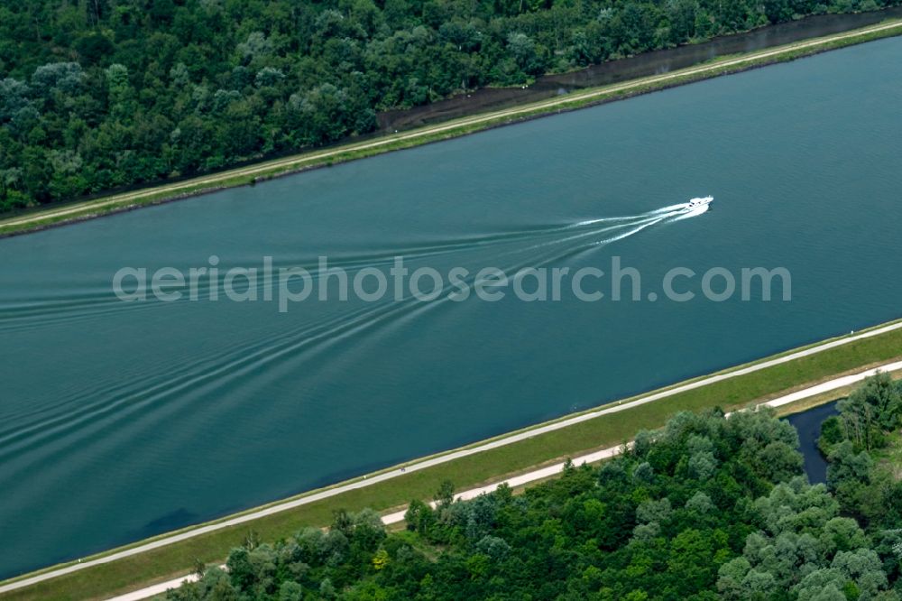 Rhinau from the bird's eye view: Groyne head of the Rhein with Motorschiff river course in Rhinau in Grand Est, France