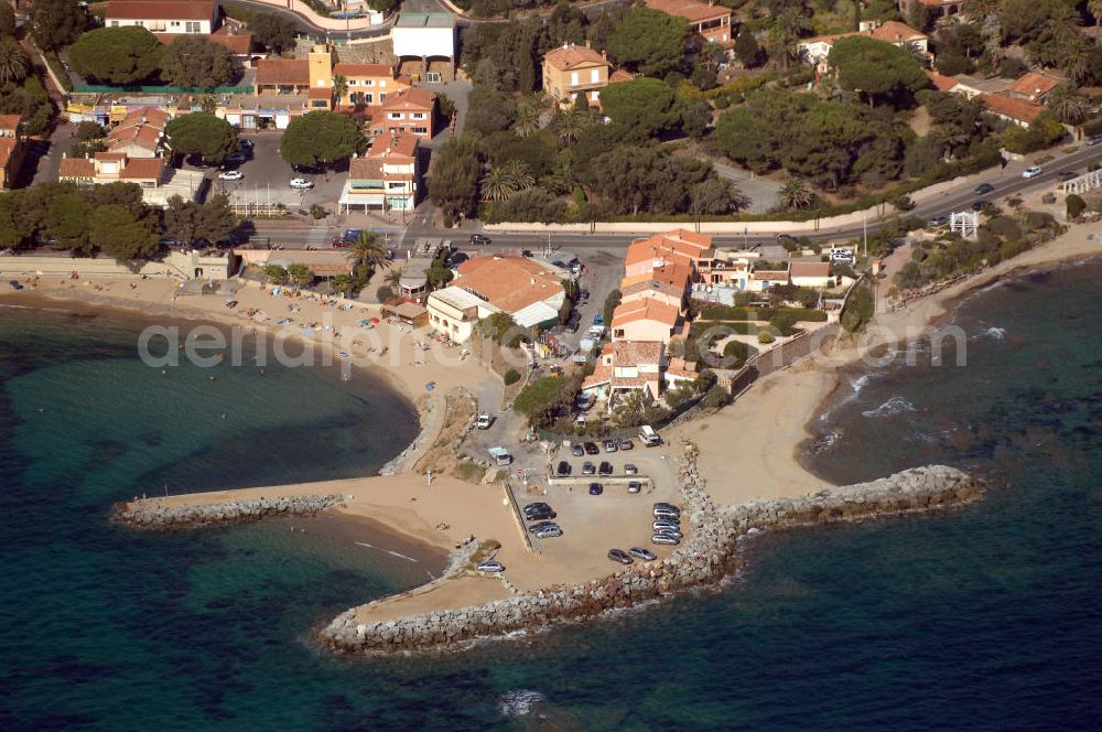 Les Issambres from the bird's eye view: Blick auf Buhnen am Strand in Les Issambres an der Cote d' Azur in Frankreich. Eine Buhne ist ein errichtetes Bauwerk, das dem Küstenschutz dient.