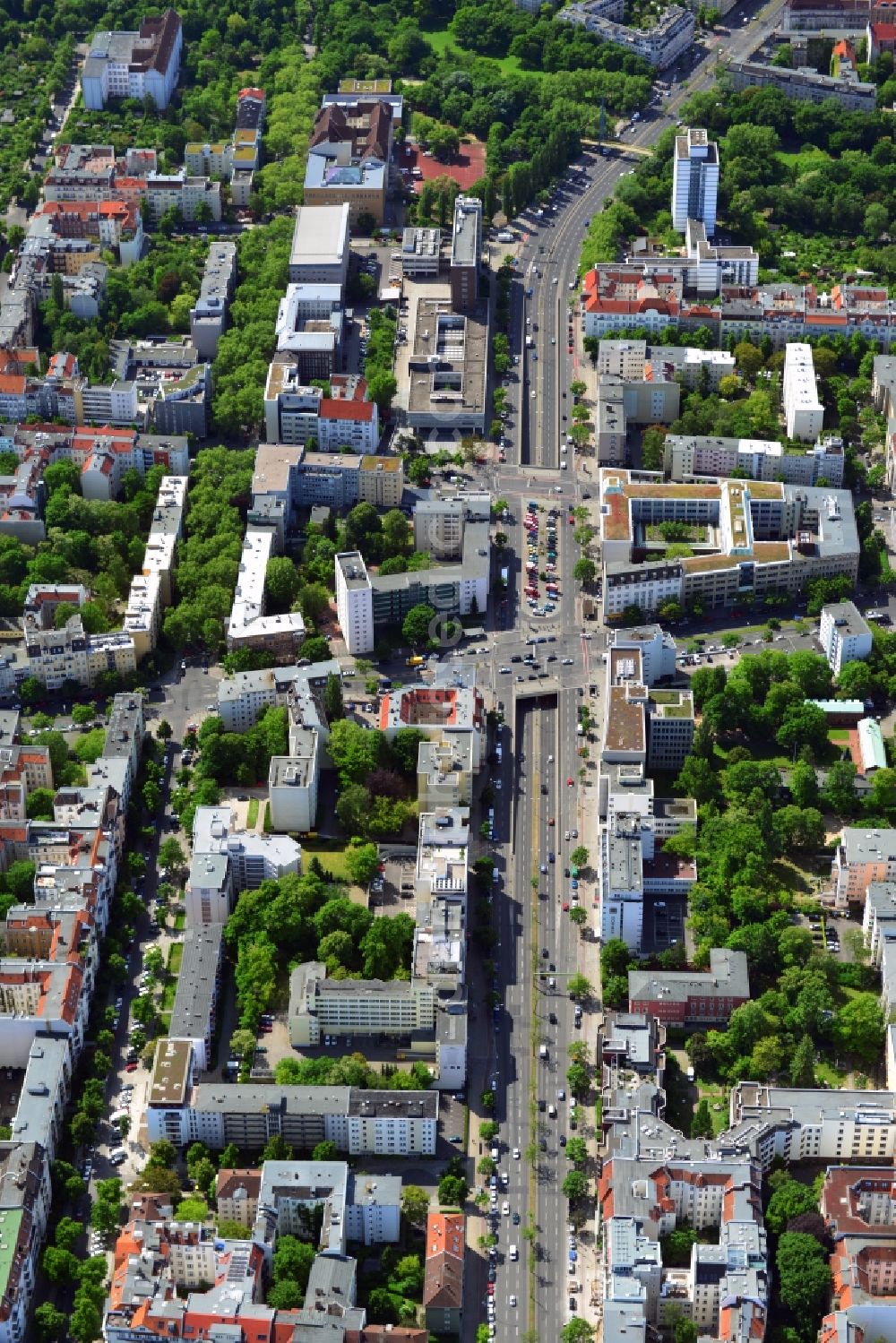 Berlin from the bird's eye view: The Federal Avenue is a major thoroughfare connecting the south of the capital to the center of Berlin. At the height of the Berlin-road and street Badensche it runs in the borough of Charlottenburg-Wilmersdorf. Several times passes under the federal avenue blocks in the tunnel. The surrounding neighborhoods are attractive residential and business district. Among other things, here are the NH Berlin City-West and the Hotel Vier Jahreszeiten