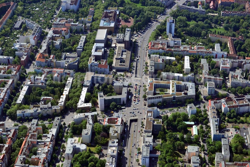 Aerial image Berlin - The Federal Avenue is a major thoroughfare connecting the south of the capital to the center of Berlin. At the height of the Berlin-road and street Badensche it runs in the borough of Charlottenburg-Wilmersdorf. Several times passes under the federal avenue blocks in the tunnel. The surrounding neighborhoods are attractive residential and business district. Among other things, here are the NH Berlin City-West and the Hotel Vier Jahreszeiten