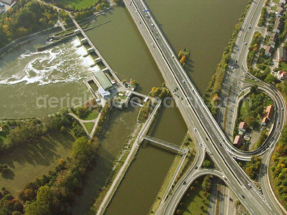 Dingolfing from the bird's eye view: Überquerung der Isar über die Bundesautobahn A92 in Dingolfing.