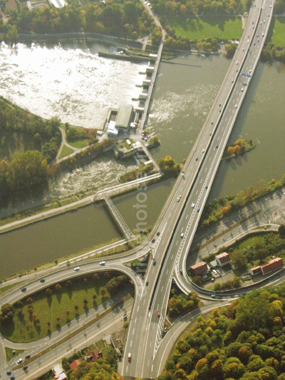 Aerial image Dingolfing - Überquerung der Isar über die Bundesautobahn A92 in Dingolfing.