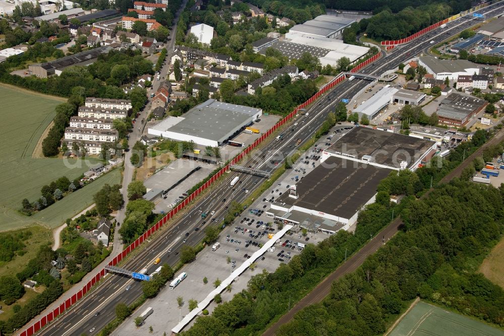 Aerial photograph Essen - View of the autobahn 40 in Essen in the state North Rhine-Westphalia