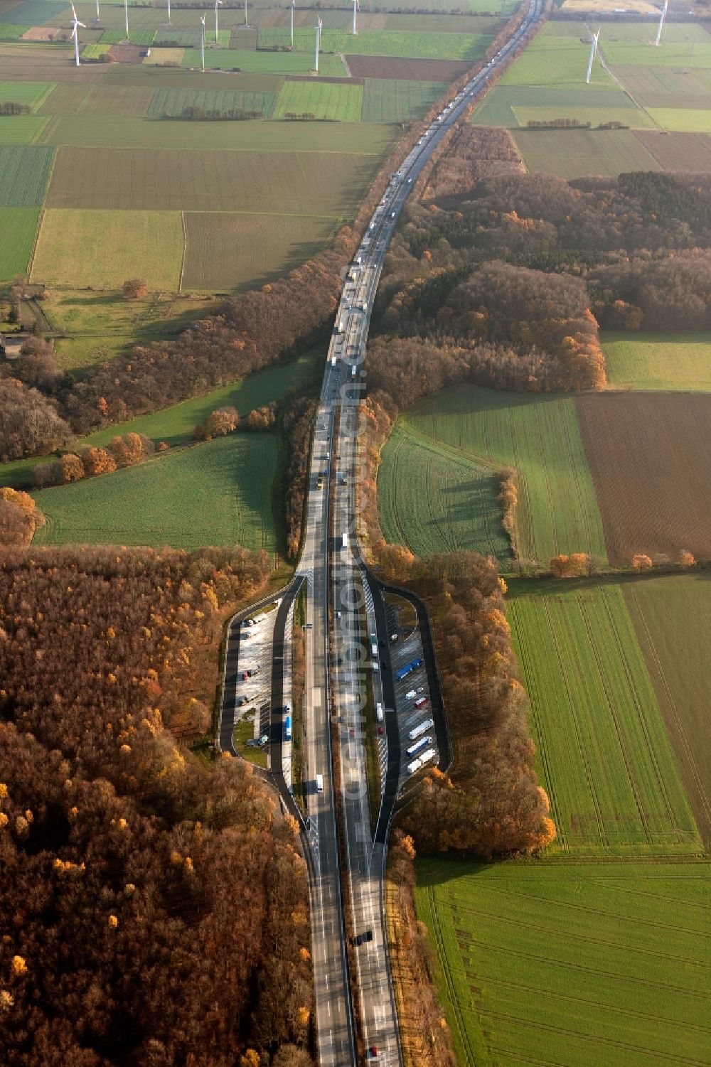 Unna from the bird's eye view: View of the German freeway 44 and the European Road 331 in Unna in the state of North Rhine-Westphalia