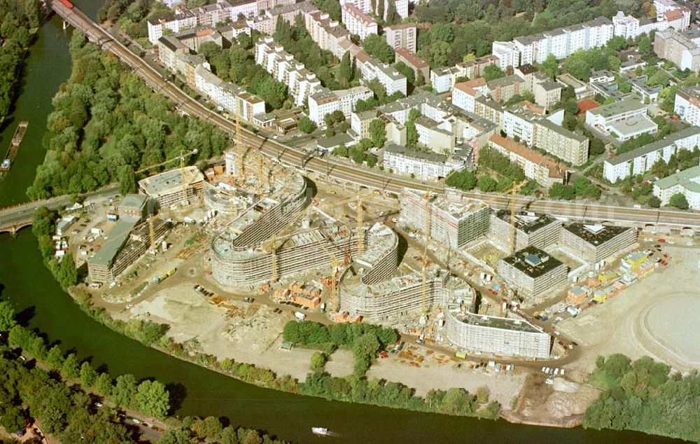 Berlin-Tiergarten from the bird's eye view: Bundesbauten im Regierungsbezirk am Moabiter Spreeufer.