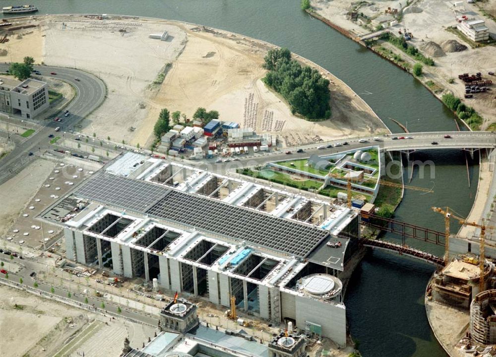 Berlin - Tiergarten / Mitte from the bird's eye view: Bundesbauten auf dem Spreebogen.