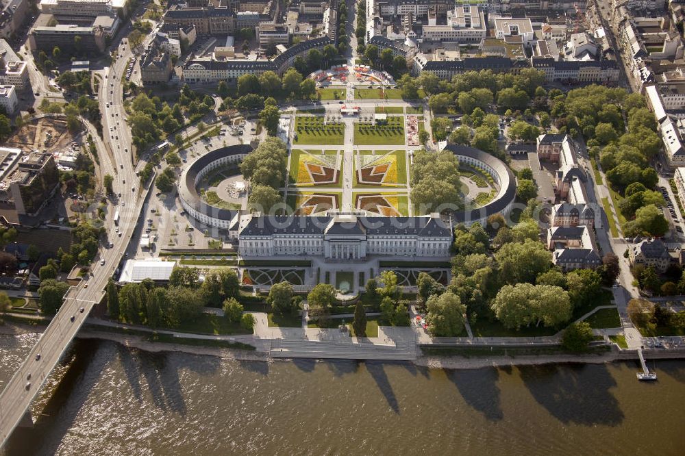 Aerial image Koblenz - Gelände, hier das Kurfürstlichen Schloss in Koblenz, der Bundesgartenschau Buga 2011 mit dem Motte Koblenz verwandelt. Koblenz of 15 April to 16 October 2011 hosted the National Garden Festival BUGA 2011th.