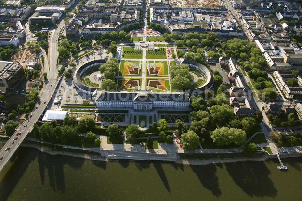 Koblenz from the bird's eye view: Gelände, hier das Kurfürstlichen Schloss in Koblenz, der Bundesgartenschau Buga 2011 mit dem Motte Koblenz verwandelt. Koblenz of 15 April to 16 October 2011 hosted the National Garden Festival BUGA 2011th.