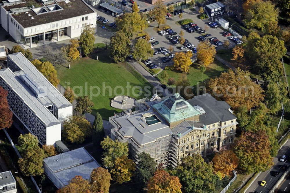 Karlsruhe from above - Der Bundesgerichtshof mit dem Hauptsitz im ehemaligen Erbgroßherzoglichen Palais und neueren Anbauten. Das oberste deutsche Gericht wurde 1950 gegründet. The Federal Court with its headquarters in the former Grand Duke Palace and newer additions.