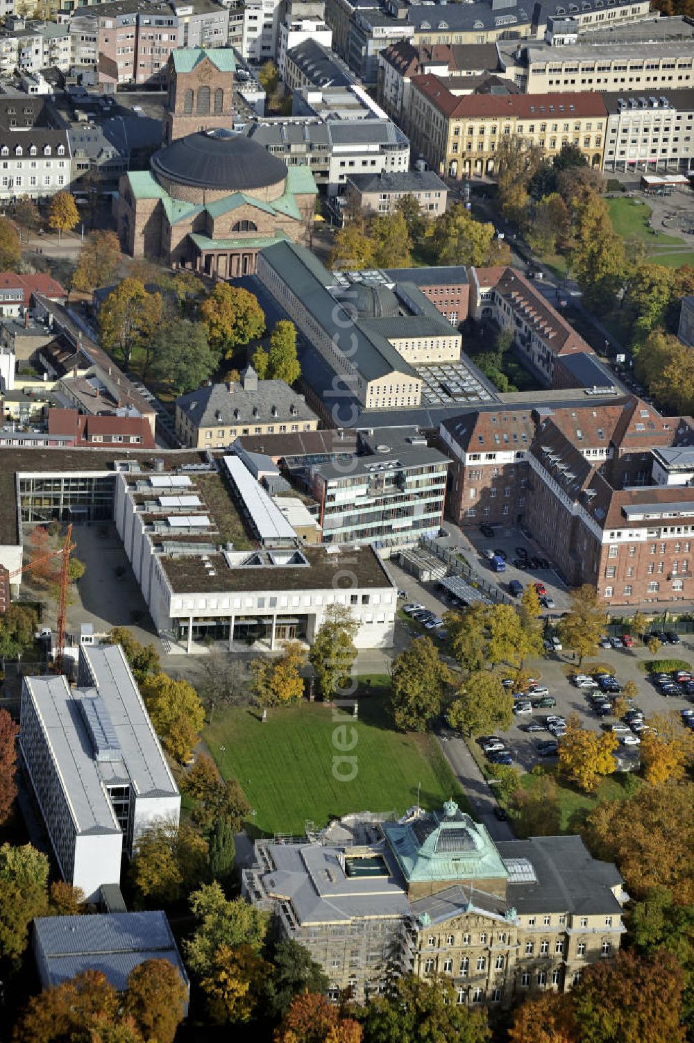 Karlsruhe from the bird's eye view: Der Bundesgerichtshof mit dem Hauptsitz im ehemaligen Erbgroßherzoglichen Palais und neueren Anbauten. Das oberste deutsche Gericht wurde 1950 gegründet. The Federal Court with its headquarters in the former Grand Duke Palace and newer additions.