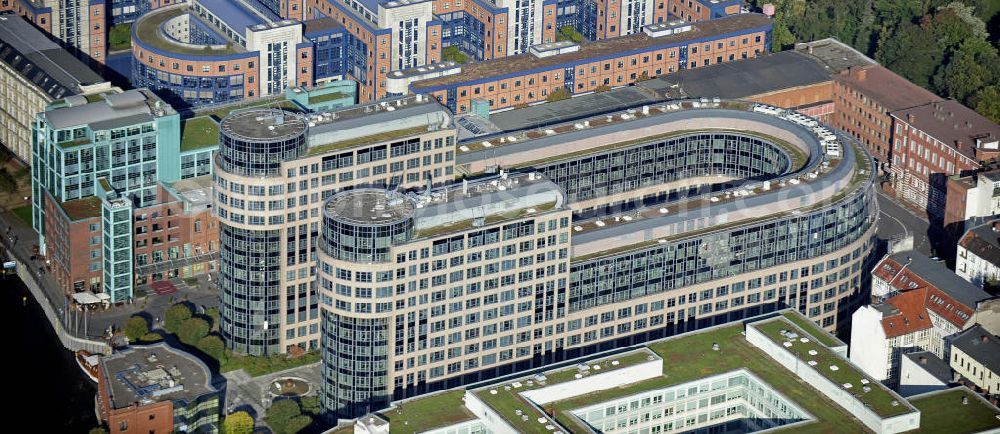 Berlin from the bird's eye view: Blick auf den Spreebogen in Berlin- Moabit, dem derzeitigen Sitz des Bundesministeriums des Innern. Geplant ist ein Neubau im Regierungsviertel, um die bisherigen Mietkosten für den Bürokomplex zu umgehen. View of the Freiberger Spreebogen in Berlin-Moabit, the current seat of the Federal Ministry of Interior. Plans call for a new development in the government district in order to circumvent the recent hire of the office complex.