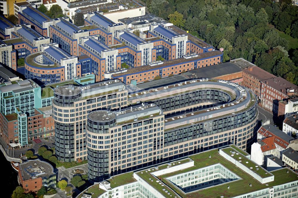 Aerial image Berlin - Blick auf den Spreebogen in Berlin- Moabit, dem derzeitigen Sitz des Bundesministeriums des Innern. Geplant ist ein Neubau im Regierungsviertel, um die bisherigen Mietkosten für den Bürokomplex zu umgehen. View of the Freiberger Spreebogen in Berlin-Moabit, the current seat of the Federal Ministry of Interior. Plans call for a new development in the government district in order to circumvent the recent hire of the office complex.