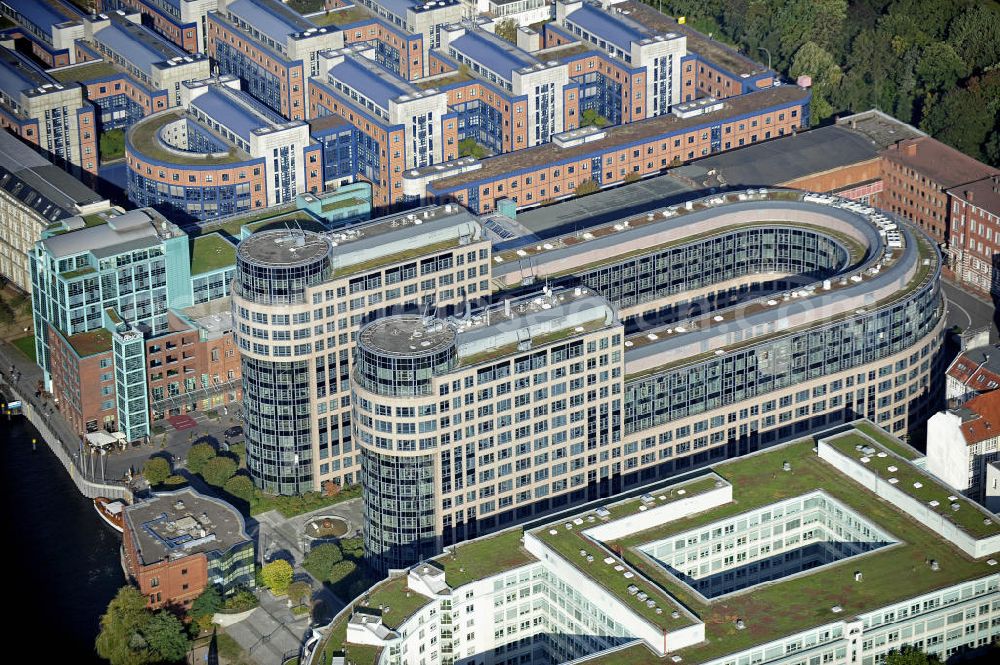 Aerial photograph Berlin - Blick auf den Spreebogen in Berlin- Moabit, dem derzeitigen Sitz des Bundesministeriums des Innern. Geplant ist ein Neubau im Regierungsviertel, um die bisherigen Mietkosten für den Bürokomplex zu umgehen. View of the Freiberger Spreebogen in Berlin-Moabit, the current seat of the Federal Ministry of Interior. Plans call for a new development in the government district in order to circumvent the recent hire of the office complex.