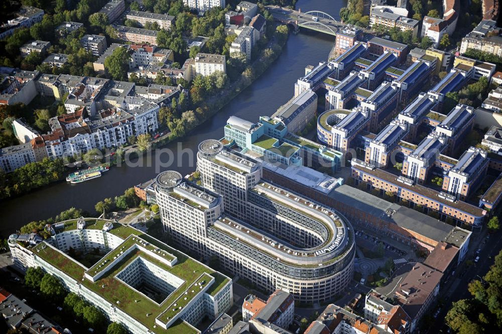 Berlin from above - Blick auf den Spreebogen in Berlin- Moabit, dem derzeitigen Sitz des Bundesministeriums des Innern. Geplant ist ein Neubau im Regierungsviertel, um die bisherigen Mietkosten für den Bürokomplex zu umgehen. View of the Freiberger Spreebogen in Berlin-Moabit, the current seat of the Federal Ministry of Interior. Plans call for a new development in the government district in order to circumvent the recent hire of the office complex.