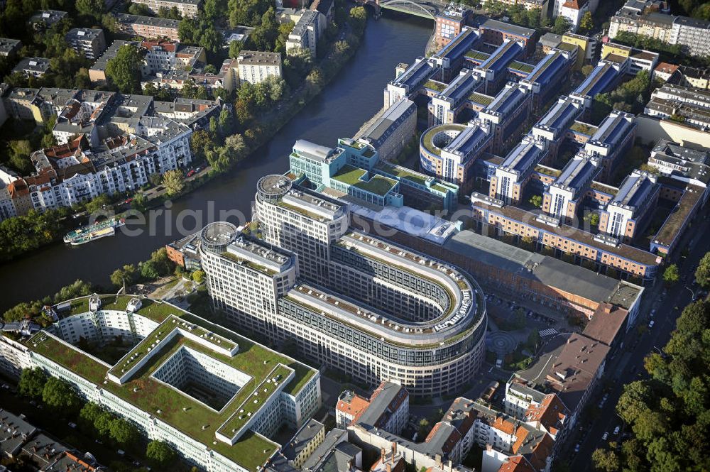 Berlin from the bird's eye view: Blick auf den Spreebogen in Berlin- Moabit, dem derzeitigen Sitz des Bundesministeriums des Innern. Geplant ist ein Neubau im Regierungsviertel, um die bisherigen Mietkosten für den Bürokomplex zu umgehen. View of the Freiberger Spreebogen in Berlin-Moabit, the current seat of the Federal Ministry of Interior. Plans call for a new development in the government district in order to circumvent the recent hire of the office complex.