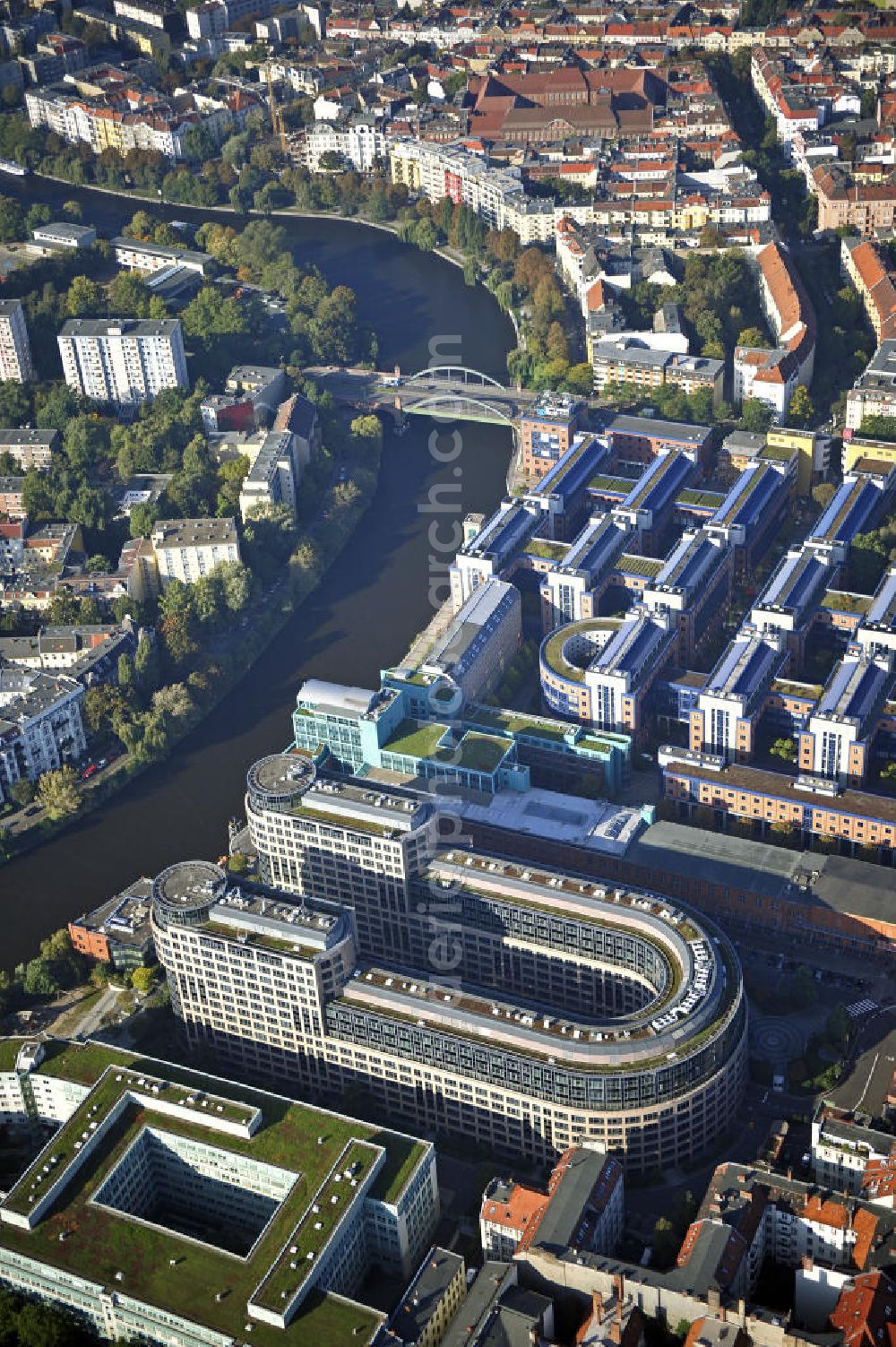 Aerial image Berlin - Blick auf den Spreebogen in Berlin- Moabit, dem derzeitigen Sitz des Bundesministeriums des Innern. Geplant ist ein Neubau im Regierungsviertel, um die bisherigen Mietkosten für den Bürokomplex zu umgehen. View of the Freiberger Spreebogen in Berlin-Moabit, the current seat of the Federal Ministry of Interior. Plans call for a new development in the government district in order to circumvent the recent hire of the office complex.