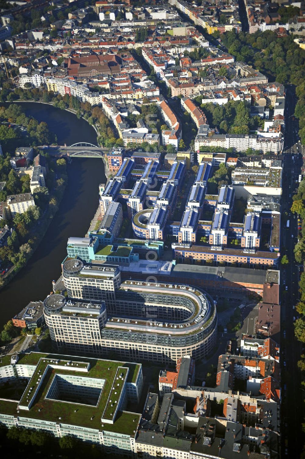 Aerial photograph Berlin - Blick auf den Spreebogen in Berlin- Moabit, dem derzeitigen Sitz des Bundesministeriums des Innern. Geplant ist ein Neubau im Regierungsviertel, um die bisherigen Mietkosten für den Bürokomplex zu umgehen. View of the Freiberger Spreebogen in Berlin-Moabit, the current seat of the Federal Ministry of Interior. Plans call for a new development in the government district in order to circumvent the recent hire of the office complex.