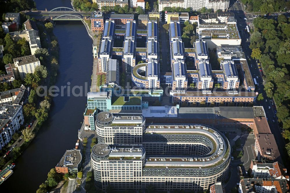 Berlin from above - Blick auf den Spreebogen in Berlin- Moabit, dem derzeitigen Sitz des Bundesministeriums des Innern. Geplant ist ein Neubau im Regierungsviertel, um die bisherigen Mietkosten für den Bürokomplex zu umgehen. View of the Freiberger Spreebogen in Berlin-Moabit, the current seat of the Federal Ministry of Interior. Plans call for a new development in the government district in order to circumvent the recent hire of the office complex.