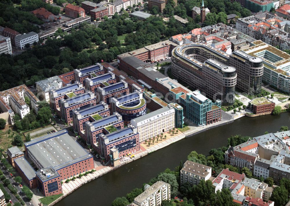 Berlin Moabit from the bird's eye view: Blick auf den Spreebogen in Berlin- Moabit, dem derzeitigen Sitz des Bundesministeriums des Innern. Geplant ist ein Neubau im Regierungsviertel, um die bisherigen Mietkosten für den Bürokomplex zu umgehen. View of the Freiberger Spreebogen in Berlin-Moabit, the current seat of the Federal Ministry of Interior. Plans call for a new development in the government district in order to circumvent the recent hire of the office complex.