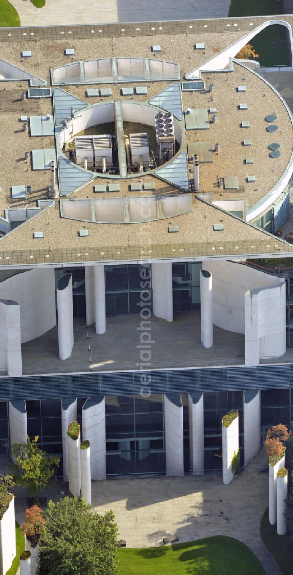 Aerial image Berlin - Blick auf das Portal am Bundeskanzleramt im Berliner Regierungsviertel am Reichstag. View of the Federal Chancellery in Berlin's government district around the Reichstag.