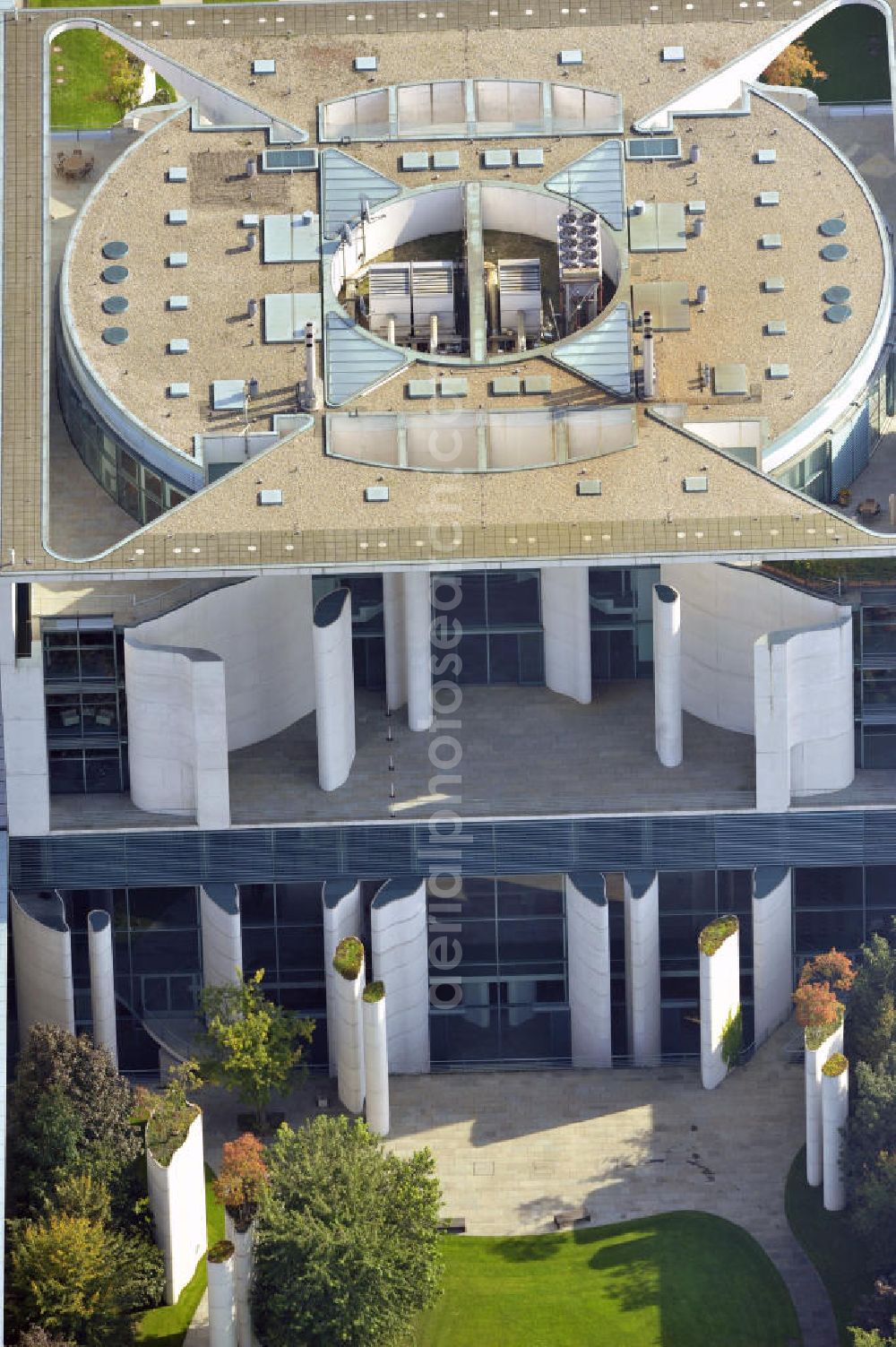 Aerial photograph Berlin - Blick auf das Portal am Bundeskanzleramt im Berliner Regierungsviertel am Reichstag. View of the Federal Chancellery in Berlin's government district around the Reichstag.