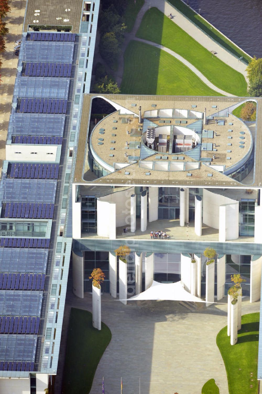 Aerial image Berlin - Blick auf das Portal am Bundeskanzleramt im Berliner Regierungsviertel am Reichstag. View of the Federal Chancellery in Berlin's government district around the Reichstag.