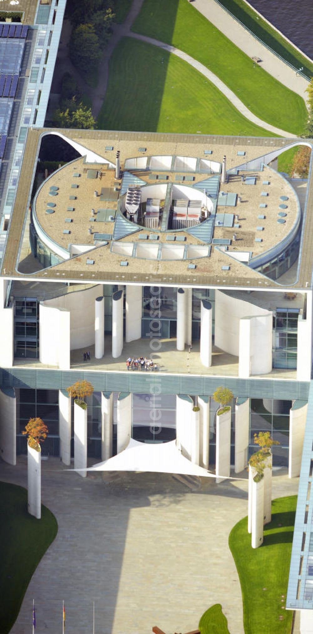 Aerial photograph Berlin - Blick auf das Portal am Bundeskanzleramt im Berliner Regierungsviertel am Reichstag. View of the Federal Chancellery in Berlin's government district around the Reichstag.