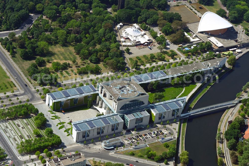 Berlin from the bird's eye view: Administrative building of the State Authority Bundeskanzleramt - Kanzleramt on Willy-Brandt-Strasse in the district Tiergarten in Berlin, Germany