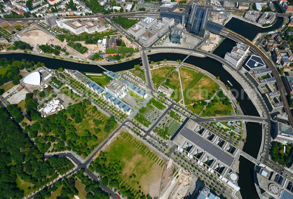 Berlin from the bird's eye view: Tourism attraction and sight Federal Chancellery with the Paul Loebe House and Reichstag on the bank of the river Spree - Spreebogen in the district Government Quarter in Berlin, Germany