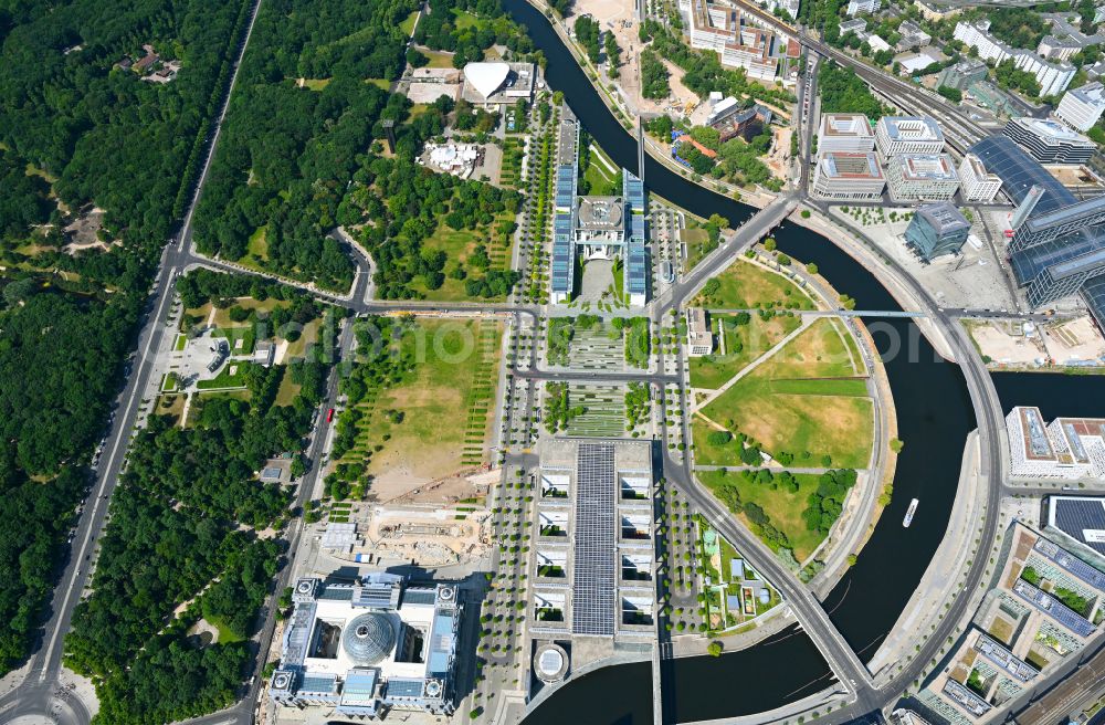 Aerial image Berlin - Tourism attraction and sight Federal Chancellery with the Paul Loebe House and Reichstag on the bank of the river Spree - Spreebogen in the district Government Quarter in Berlin, Germany