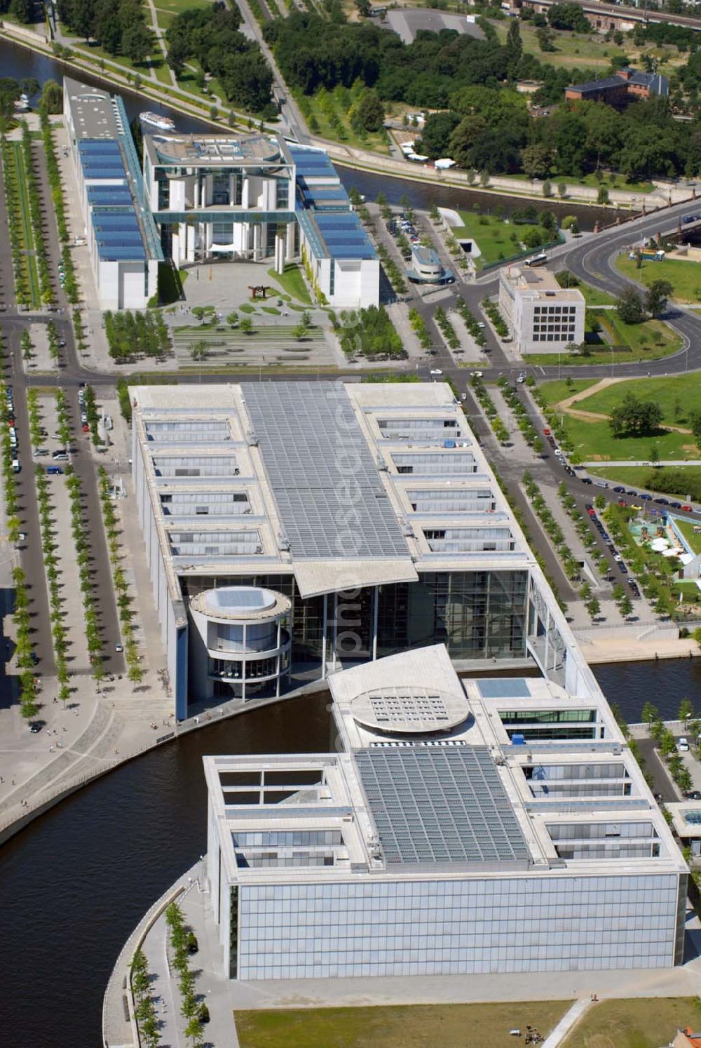 Aerial image Berlin - Blick auf das Bundeskanzleramt auf dem Spreebogen / Regierungsviertel in der Berliner Stadtmitte.