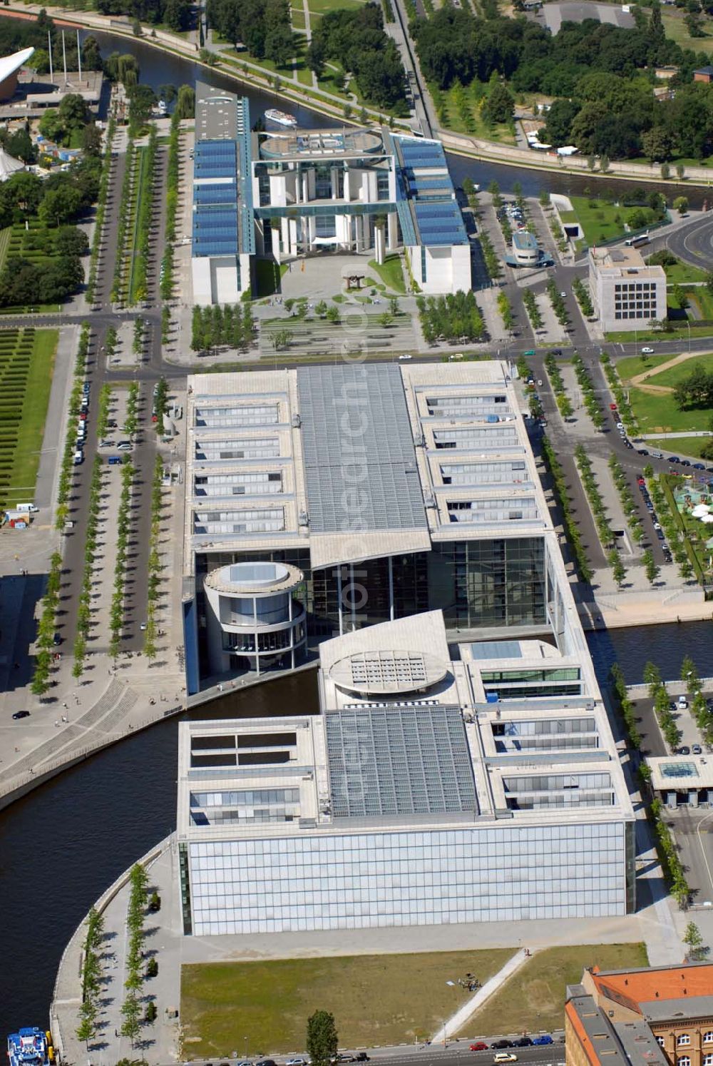 Berlin from above - Blick auf das Bundeskanzleramt auf dem Spreebogen / Regierungsviertel in der Berliner Stadtmitte.