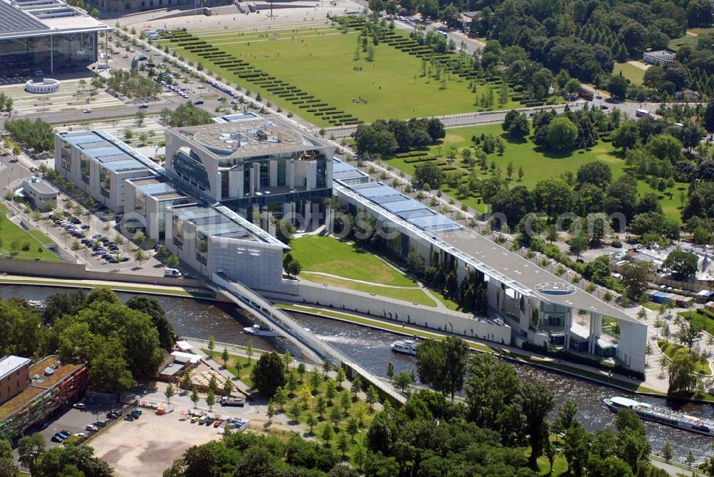 Berlin from the bird's eye view: Blick auf das Bundeskanzleramt auf dem Spreebogen / Regierungsviertel in der Berliner Stadtmitte.