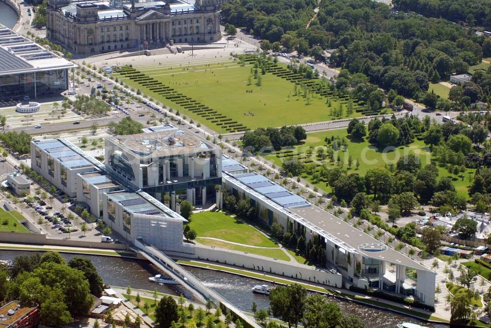 Aerial image Berlin - Blick auf das Bundeskanzleramt auf dem Spreebogen / Regierungsviertel in der Berliner Stadtmitte.