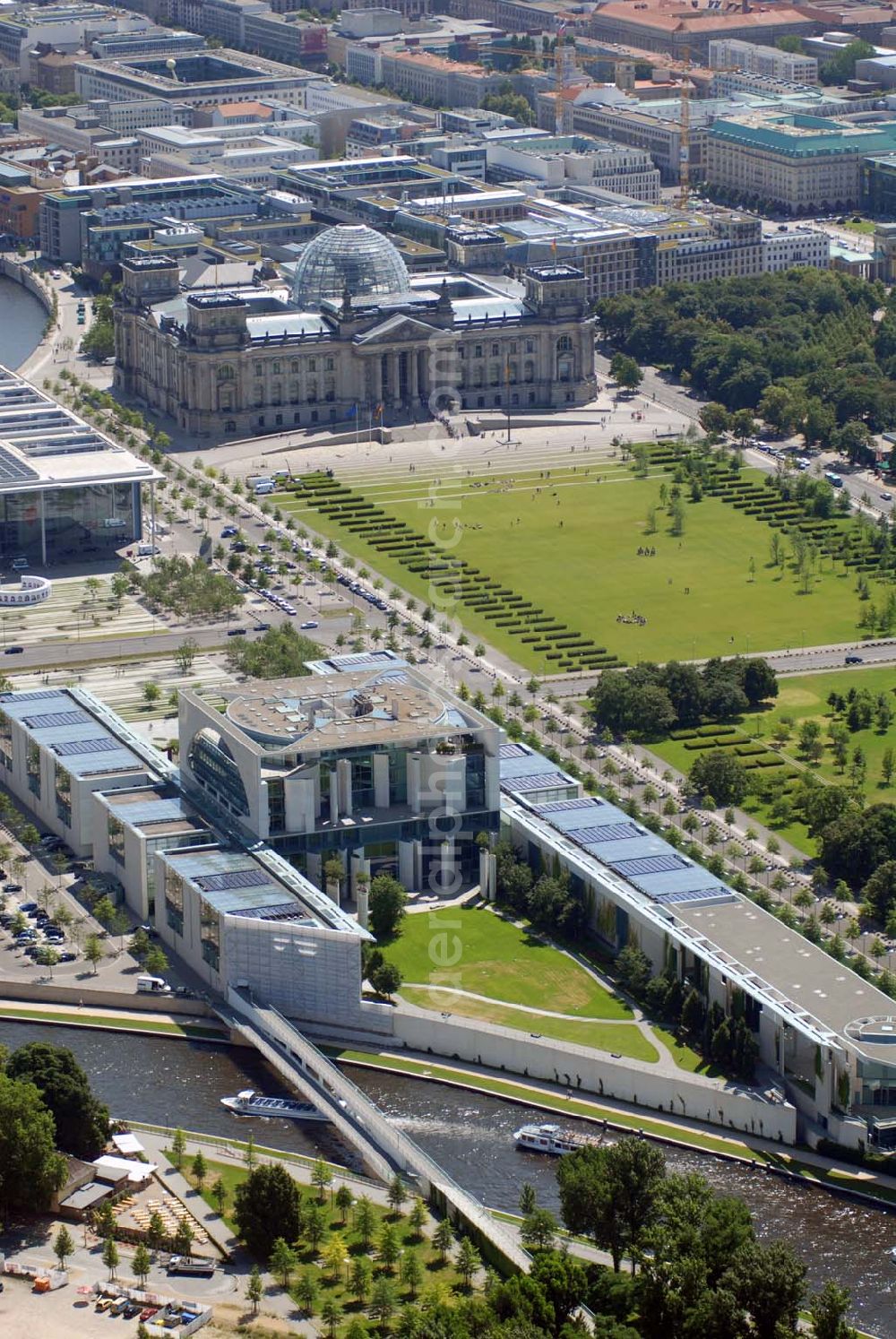 Aerial photograph Berlin - Blick auf das Bundeskanzleramt auf dem Spreebogen / Regierungsviertel in der Berliner Stadtmitte.