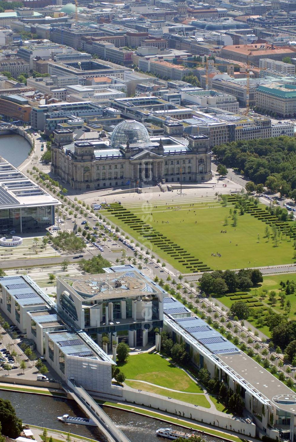 Berlin from above - Blick auf das Bundeskanzleramt auf dem Spreebogen / Regierungsviertel in der Berliner Stadtmitte.