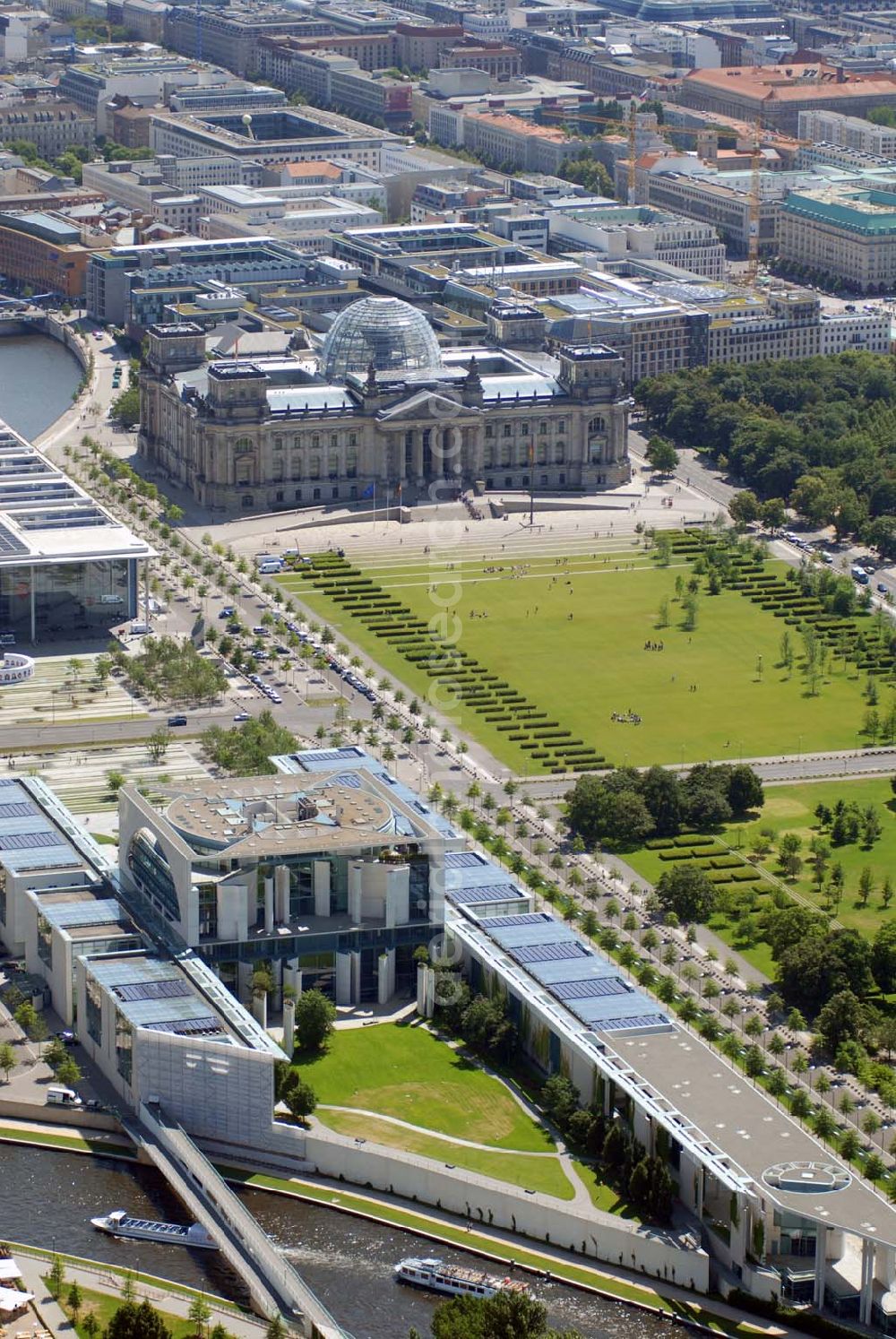 Berlin from the bird's eye view: Blick auf das Bundeskanzleramt auf dem Spreebogen / Regierungsviertel in der Berliner Stadtmitte.