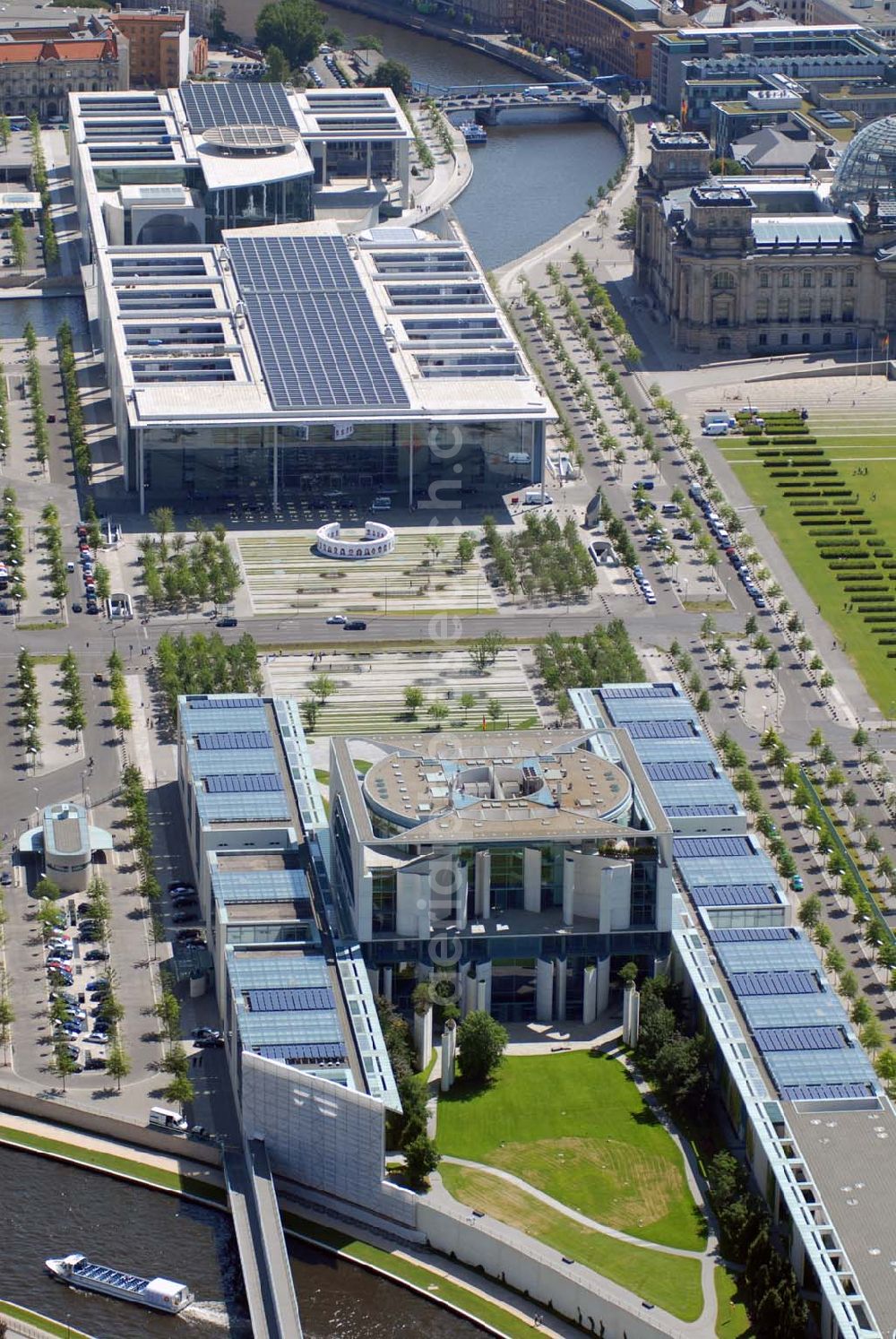 Berlin from the bird's eye view: Blick auf das Bundeskanzleramt auf dem Spreebogen / Regierungsviertel in der Berliner Stadtmitte.