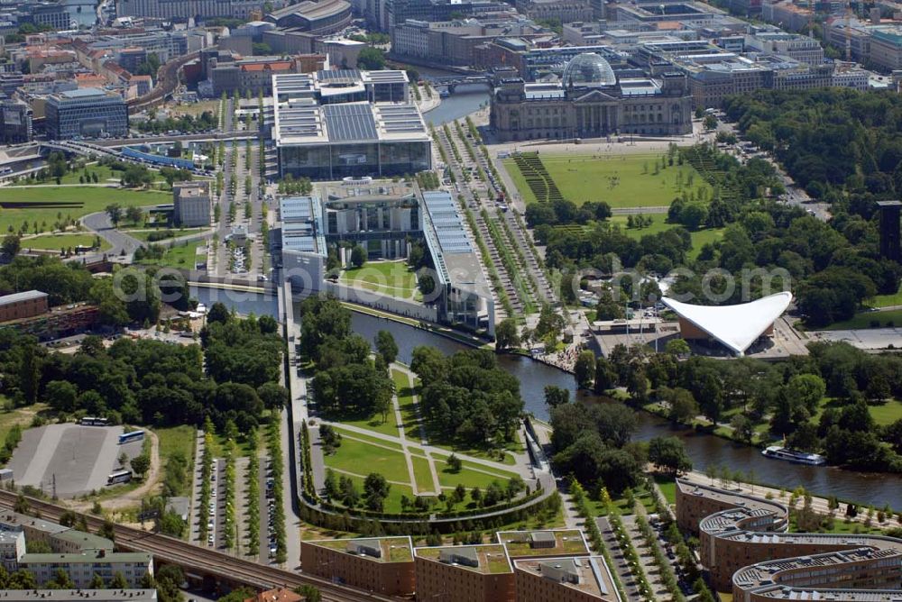 Berlin from above - Blick auf das Bundeskanzleramt auf dem Spreebogen / Regierungsviertel in der Berliner Stadtmitte.